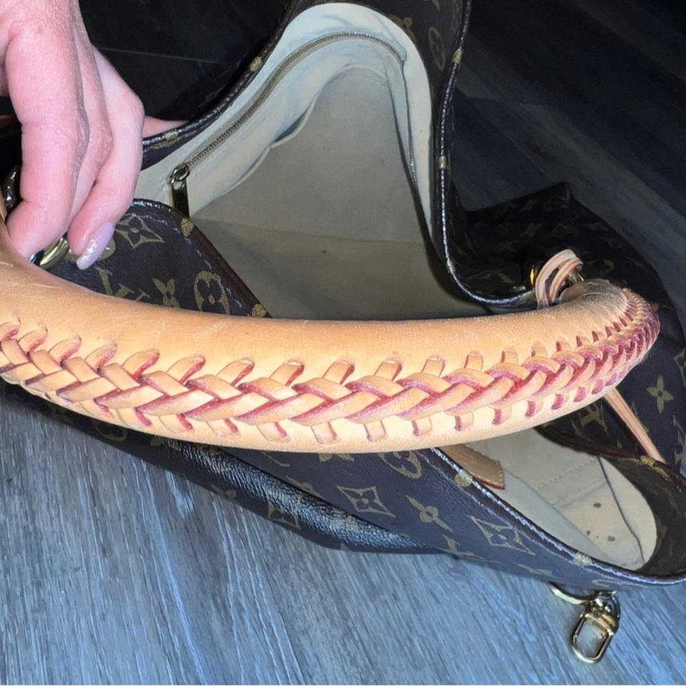 Authentic Louis Vuitton Artsy MM - Picture 6 of 10